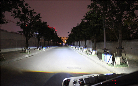 成都天一車(chē)燈LED雙光透鏡近光切線(xiàn)展示