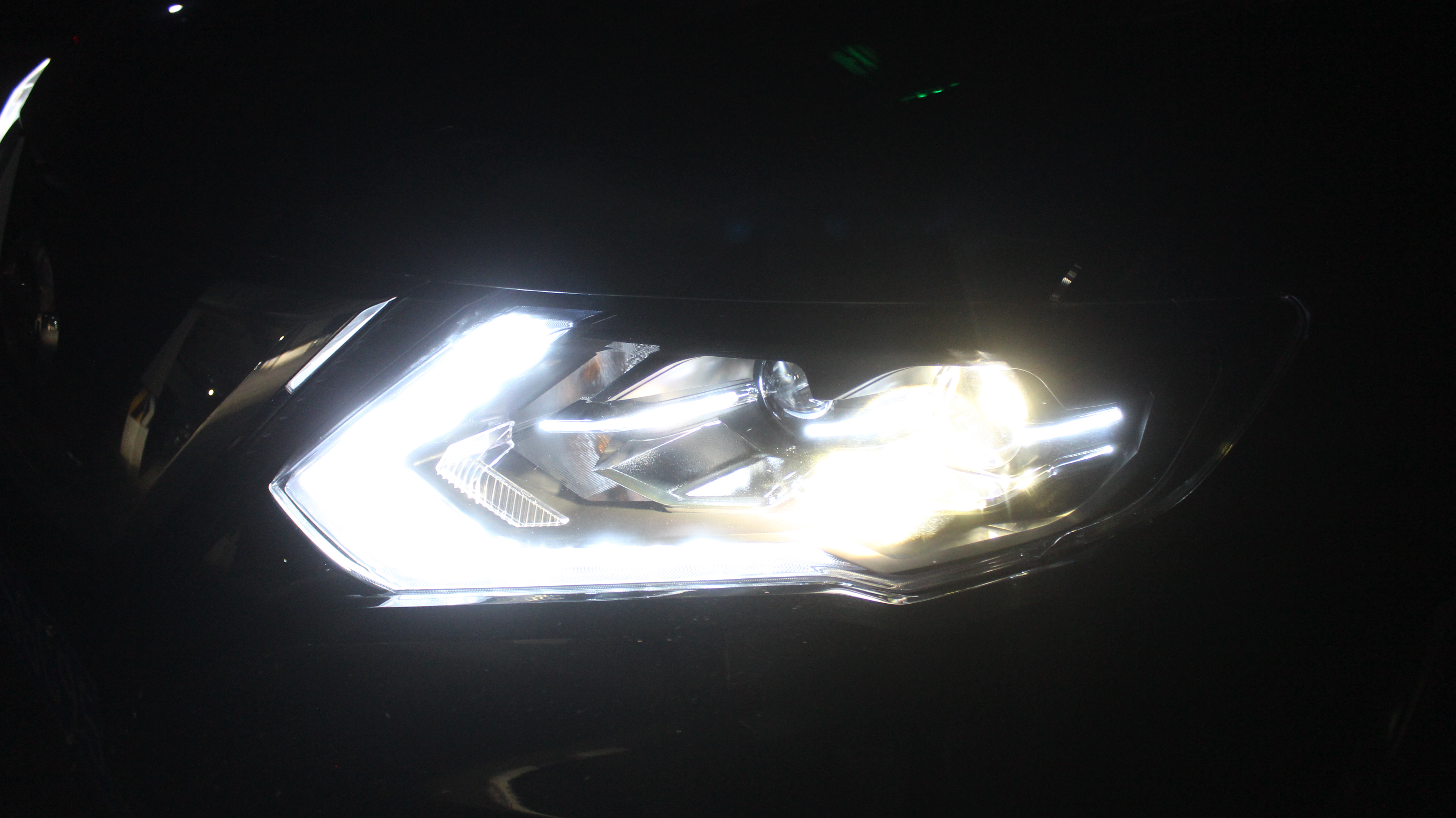 日產(chǎn)奇駿升級保力獅LED雙光透鏡效果展示