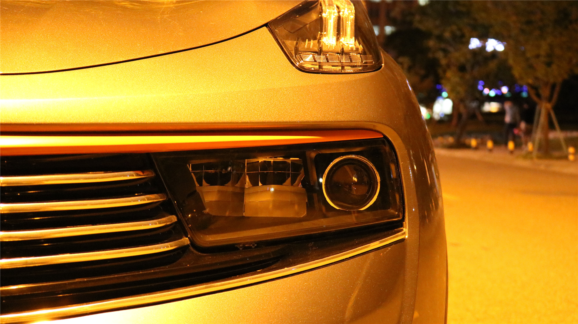 成都天一車(chē)燈改裝領(lǐng)克01大燈改裝米石三周年LED透鏡效果展示