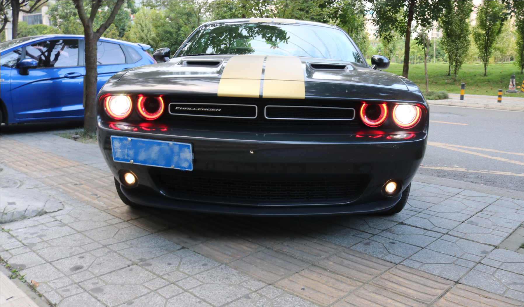 道奇挑戰(zhàn)者車燈改裝夜鋒激光大燈